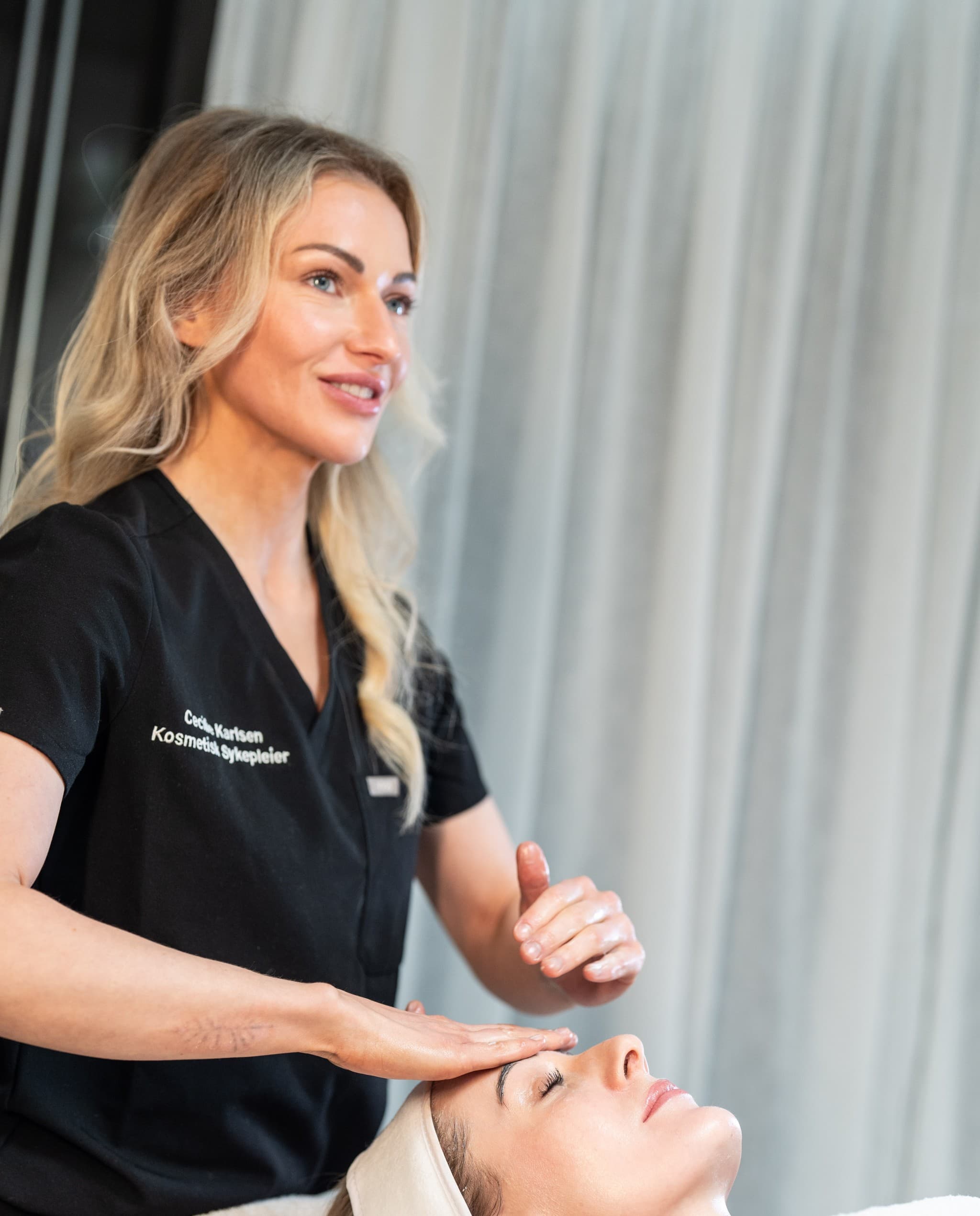 Kosmetisk sykepleier Cecilie Karlsen under en behandling hos Seva
